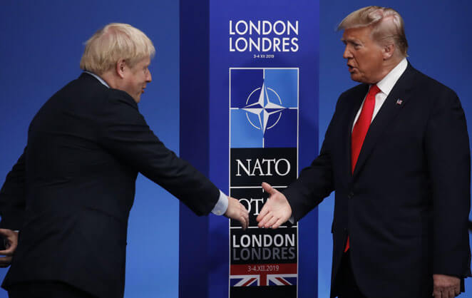Le premier ministre du Royaume-Uni Boris Johnson serre la main du président des États-Unis Donald Trump 