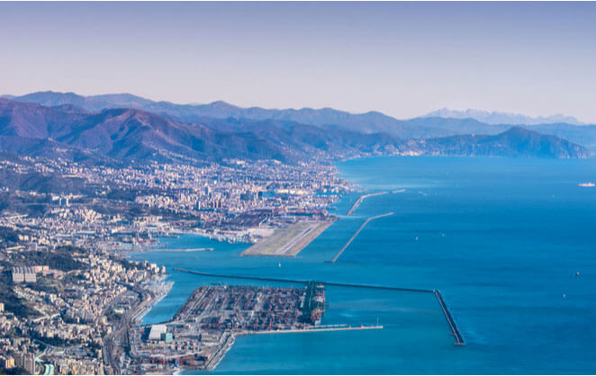 Une vue aérienne du port de Gènes, en Italie
