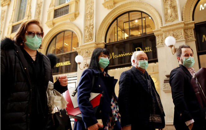 Des touristes portant des masques contre le coronavirus en Italie