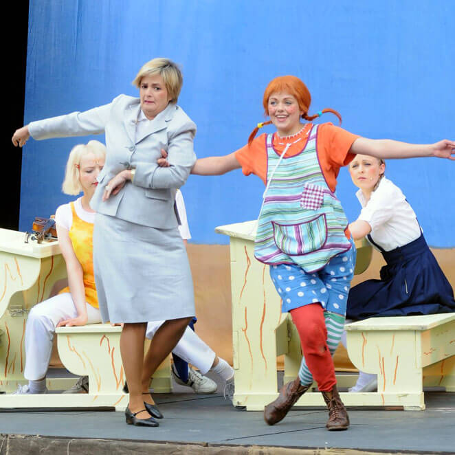 La princesse Gloria von Thurn und Taxis danse sur scène avec une comédienne déguisée en Fifi Brindacier