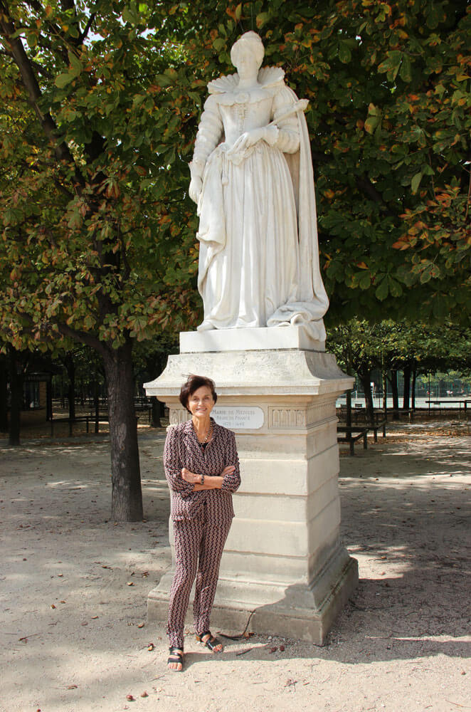 La princesse Marie-Thérèse de Bourbon Parme devant la statue d'un de ses aîeuls