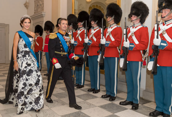 Le prince Frederik et la princesse Mary de Danemark passe les troupes anglaises en revue avant un dîner de gala