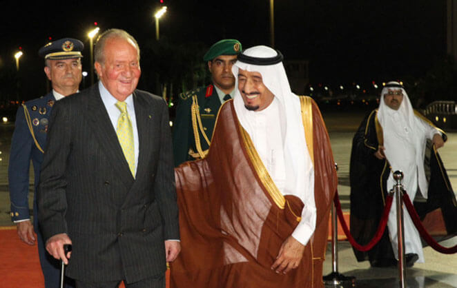 Le roi Juan-Carlos d'Espagne avec des représentants d'Arabie saoudite