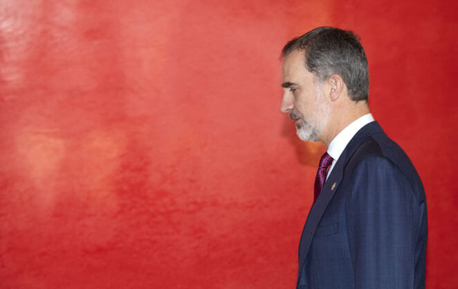Le roi Felipe VI d'Espagne essaie d'éviter d'être mouillé aux scandales de son père, le roi Juan-Carlos