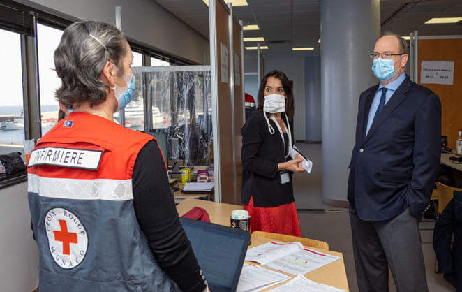 Le prince Albert de Monaco en visite d'un centre hospitalier lors de la pandémie de coronavirus Covid-19 