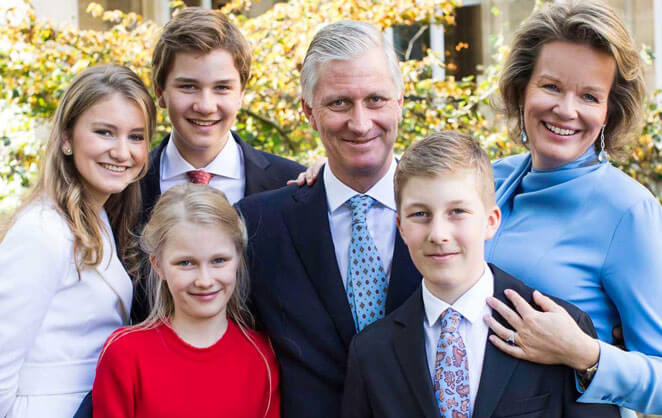 Le roi et la reine des Belges, Philippe et Mathilde entourés de leurs enfants