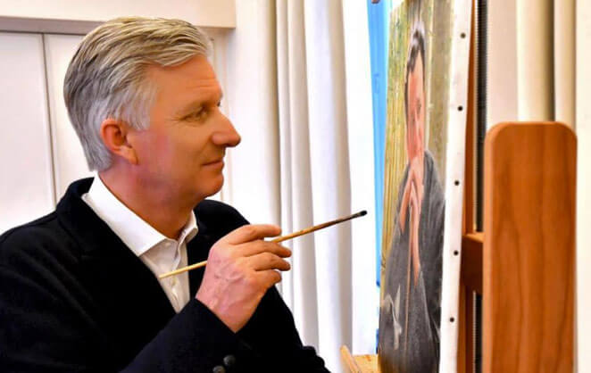 Le roi Philippe de Belgique en train de peindre un tableau