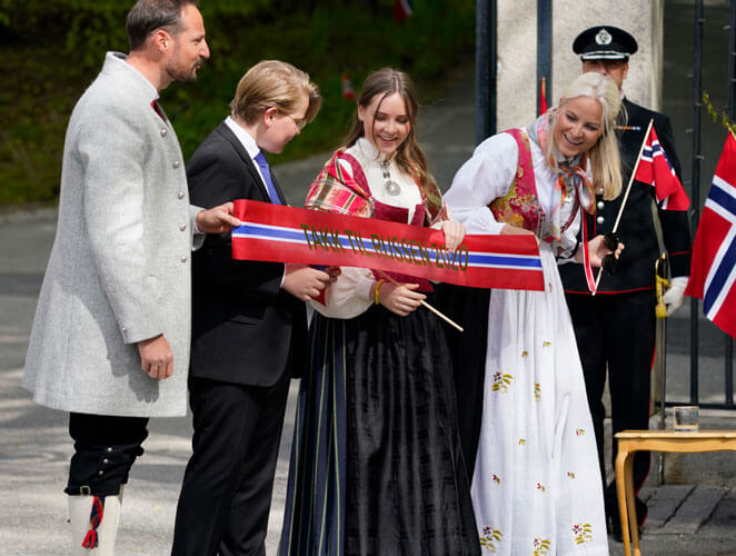 La famille royale de Norvège tient un bandeau de soutien