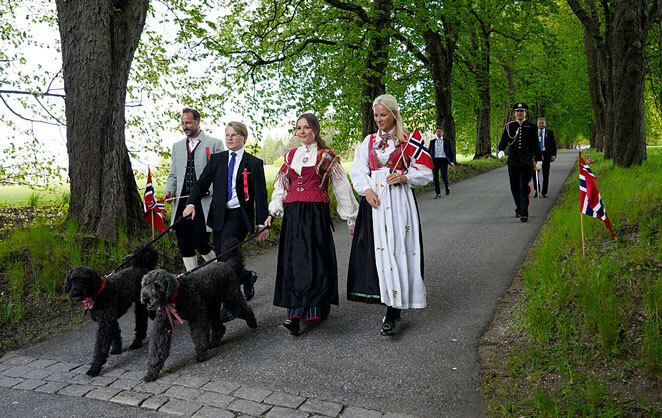 La famille royale de Norvège défile en tenue traditionnelle