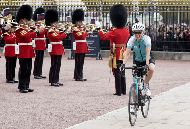 La comtesse Sophie de Wessex arrivant à vélo au palais de Buckingham devant la garde royale pour le Diamond Challenge