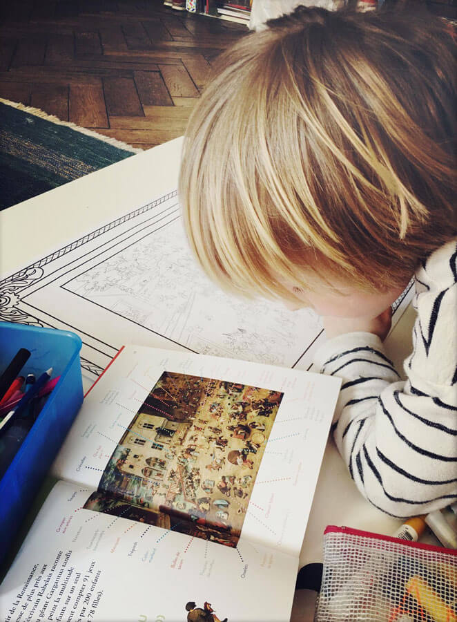 Un enfant jouant avec le kit artistique de Kate'Art Editions sur Bruegel