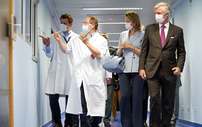 Le roi Philippe et la reine Mathilde de Belgique rencontre le personnel médical lors de la crise sanitaire COVID-19