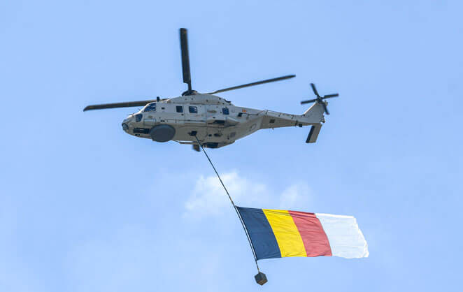 Un hélicoptère de l'armée belge défile lors du défilé militaire de la fête nationale