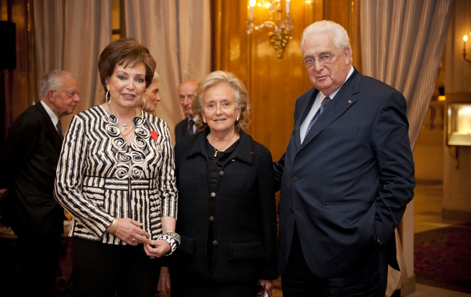 Bernadette Chirac entre le prince et la princesse Carl de Wurtemberg lors de la remise à la comtesse Diane d'Orleans de la légion d'honneur