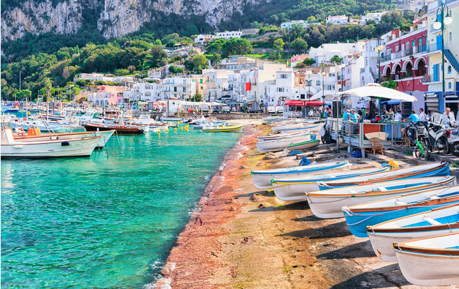 Une vue d'un port de Capri