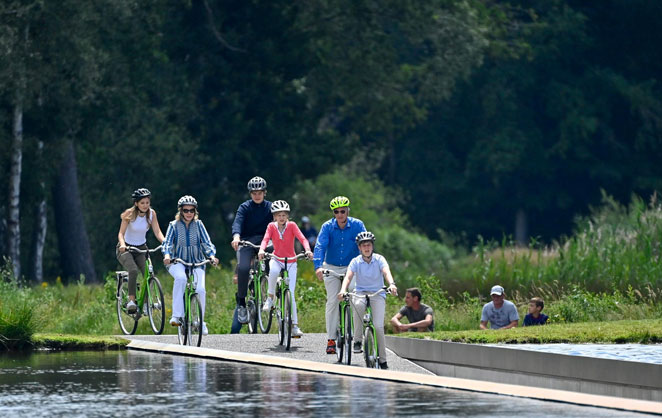 La famille royale de Belgique en balade à vélo en Belgique
