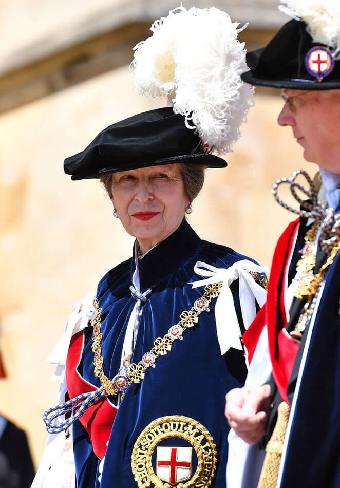 La princesse Anne d'Angleterre en habit traditionnel de chevalier de l'Ordre de la Jarretière