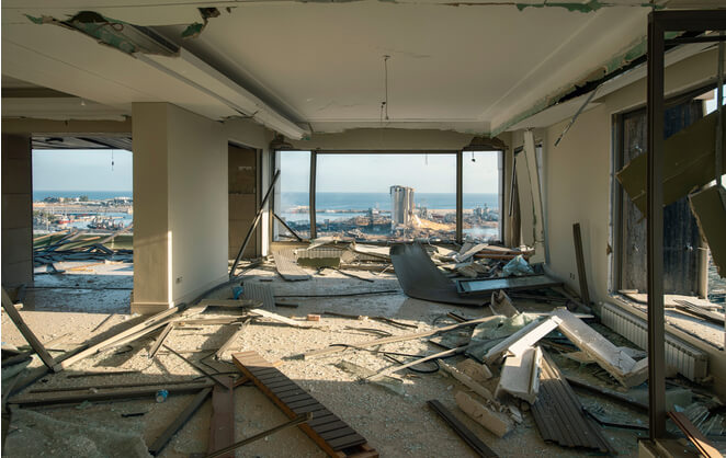 La vie sur Beyrouth depuis un appartement dévasté par la catastrophe