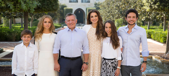 La reine et le roi de Jordanie avec leurs quatre enfants