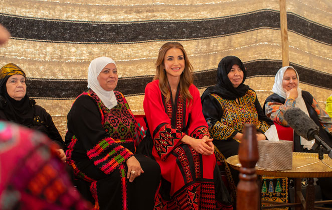 La reine en compagnie des femmes de la tribu des Baqalwis