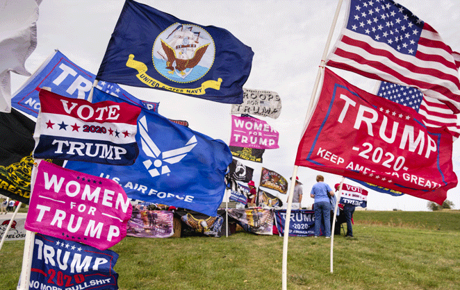 Des drapeaux incitant à voter pour Donald Trump