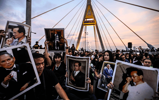 Le peuple thaïlandais marque se tristesse à la disparition du roi Bhumibol