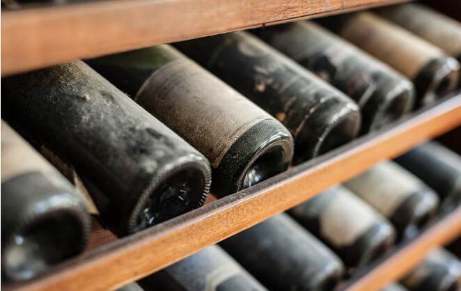 De vieilles bouteilles de vin de Bordeaux