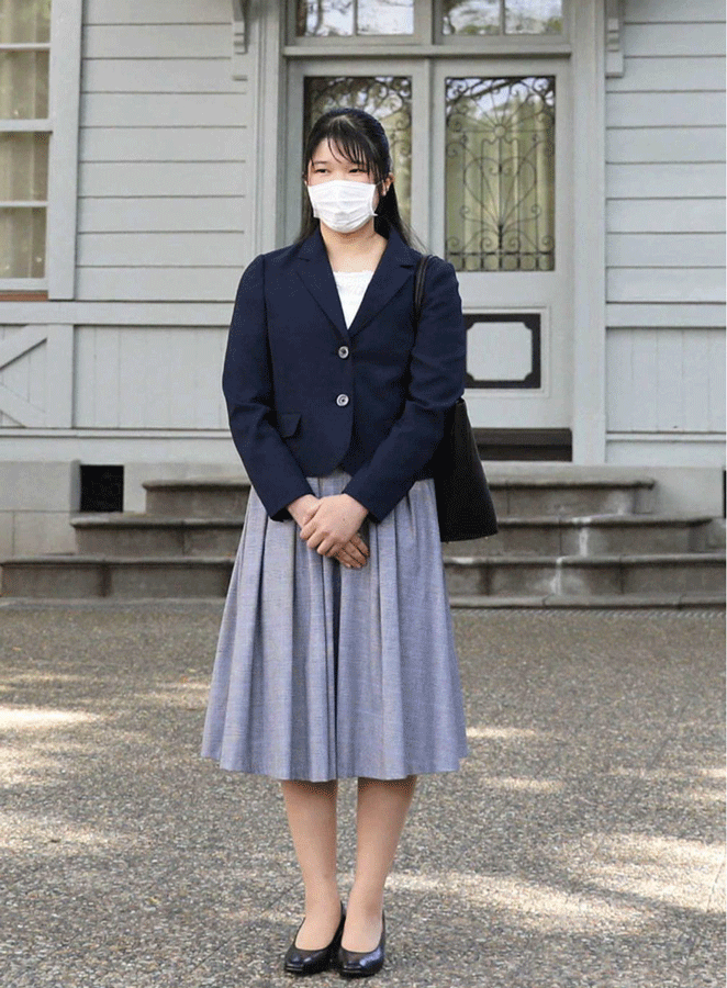 Portrait de la princesse Aiko du Japon en uniforme de collégienne