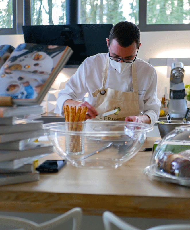 Le chef Martin Volkaerts dans les cuisines de L'Amandier pour l'épicerie fine L'Épicea