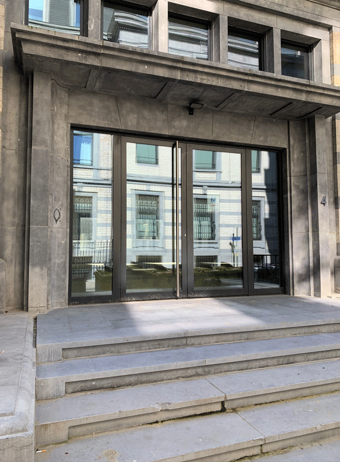 La façade classée de l'ancien bâtiment Solvay où s'est installé la Stems Gallery