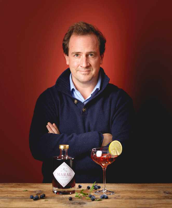 Arnaud de Merode avec une bouteille du sloe gin belge Maral