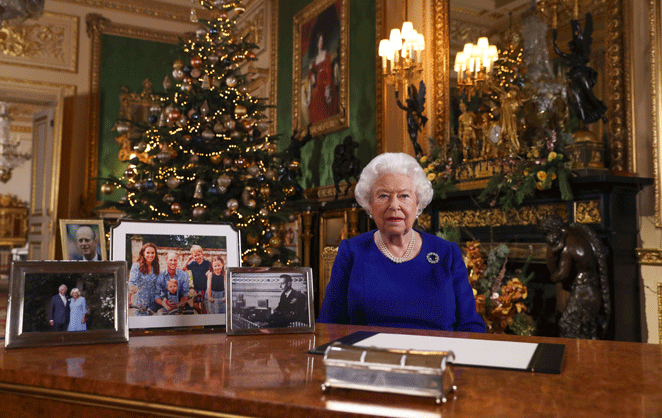 Le reine Elizabeth d'Angleterre devant ses sapins de Noël au palais de Windsor