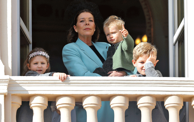 La princesse Caroline de Hanovre et ses petits-enfants au balcon du palais lors de la Fête nationale monégasque