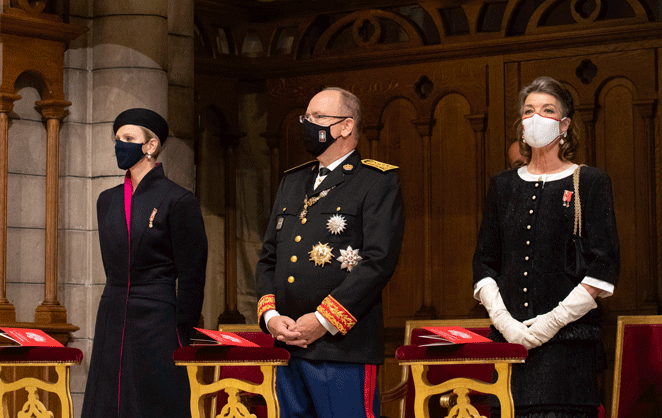 La princesse Charlène de Monaco, le prince Albert II, la princesse Caroline de Hanovre  à la cathédrale de Monaco pour la Fête Nationale