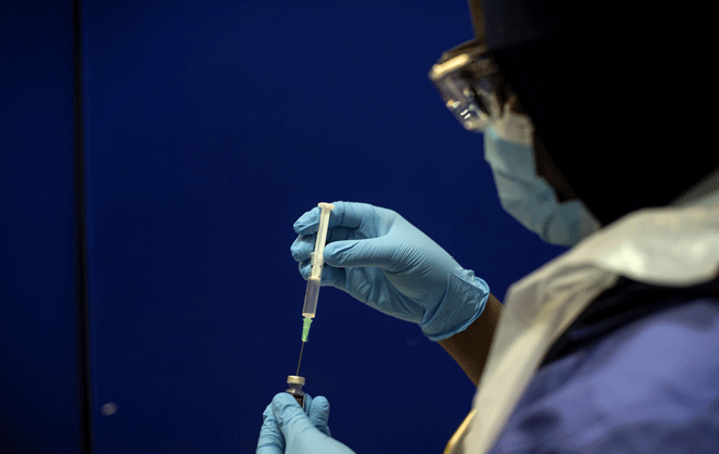 Un médecin administrant un vaccin pendant la crise sanitaire