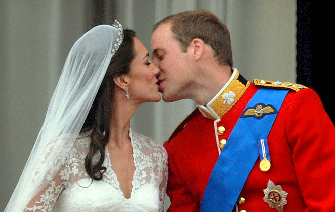 Le prince William d'Angleterre embrasse Kate Middleton le jour de leur mariage