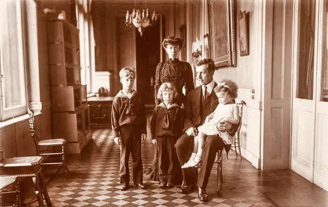 Le roi Albert et la reine Elisabeth de Belgique avec leurs enfants