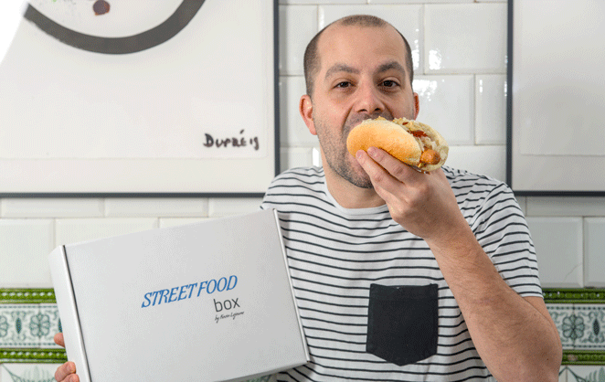 Le chef étoilé Kevin Lejeune mordant dans un burger de sa streetfood box
