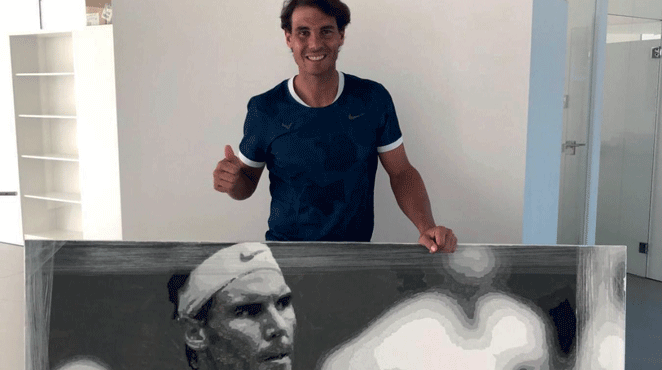 Rafael Nadal devant son portrait réalisé par l'artiste Ben Vanderick à la galerie d'art Robinsons à Knokke