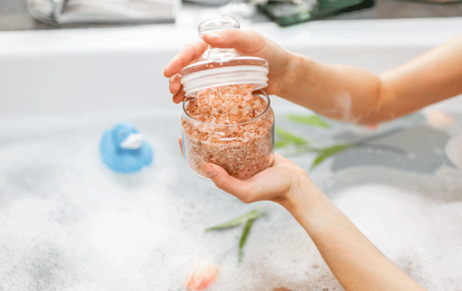 Des sels de bain pour récréer une ambiance spa à la maison