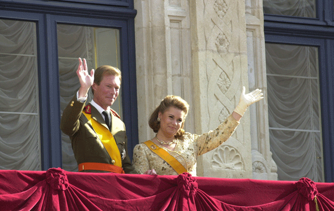 Le Grand-Duc Henri en uniforme militaire avec son épouse la grande-duchesse Marie Teresa de Luxembourg sur un balcon