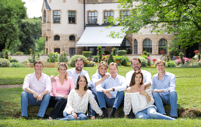 La famille grand-ducale luxembourgeoise au complet dans les jardins du palais