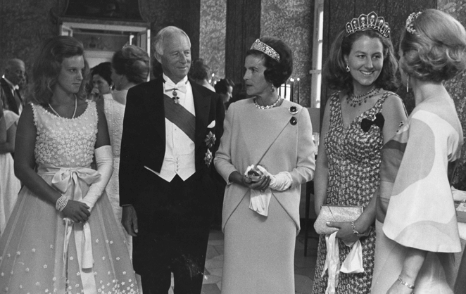La princesse Marie-Christine de Belgique avec ses parents la princesse de Rethy et le roi Léopold III lors d'un gala