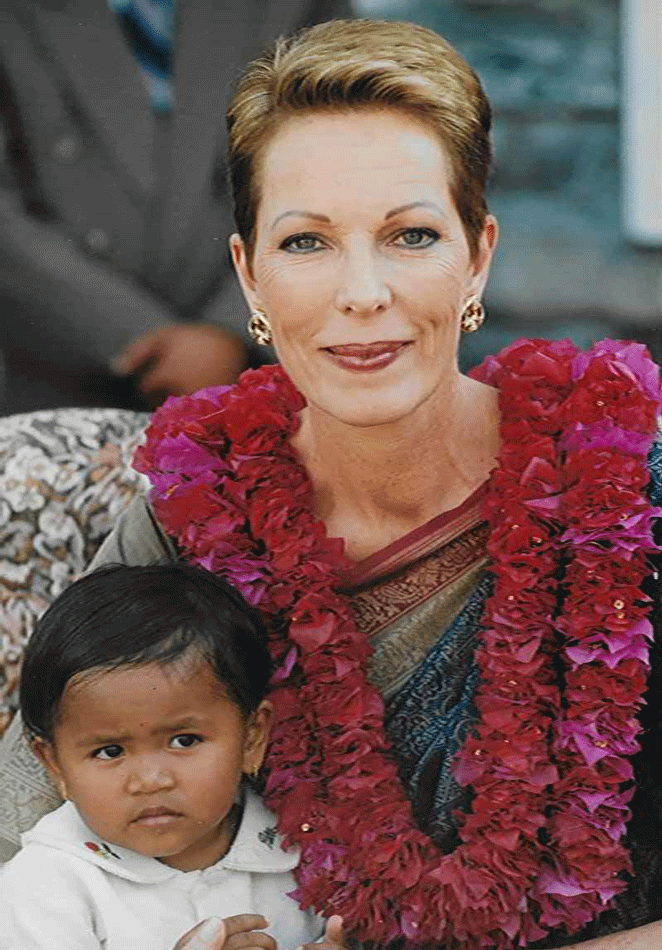 La princesse Salima Aga Khan dans avec un enfant sur ses genoux