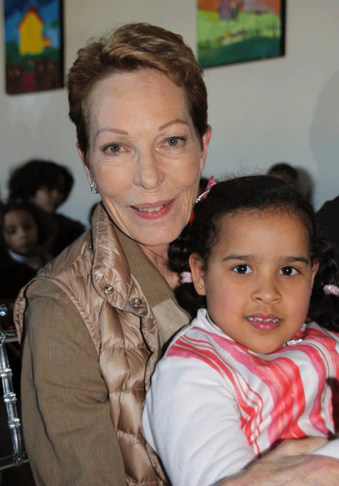 La princesse Salima Aga Khan dans avec un enfant dans ses bras