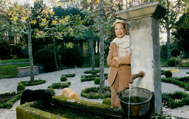 La princesse Salima Aga Khan dans son jardin