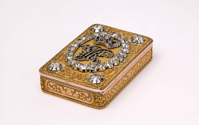 Une boîte de présentation au chiffre de la reine Victoria de la collection Rosalinde et Arthur Gilbert