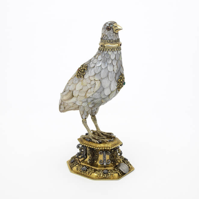 Un hanap en forme de perdrix au plumage de nacre gravée de la collection Rosaline et Arthur Gibert