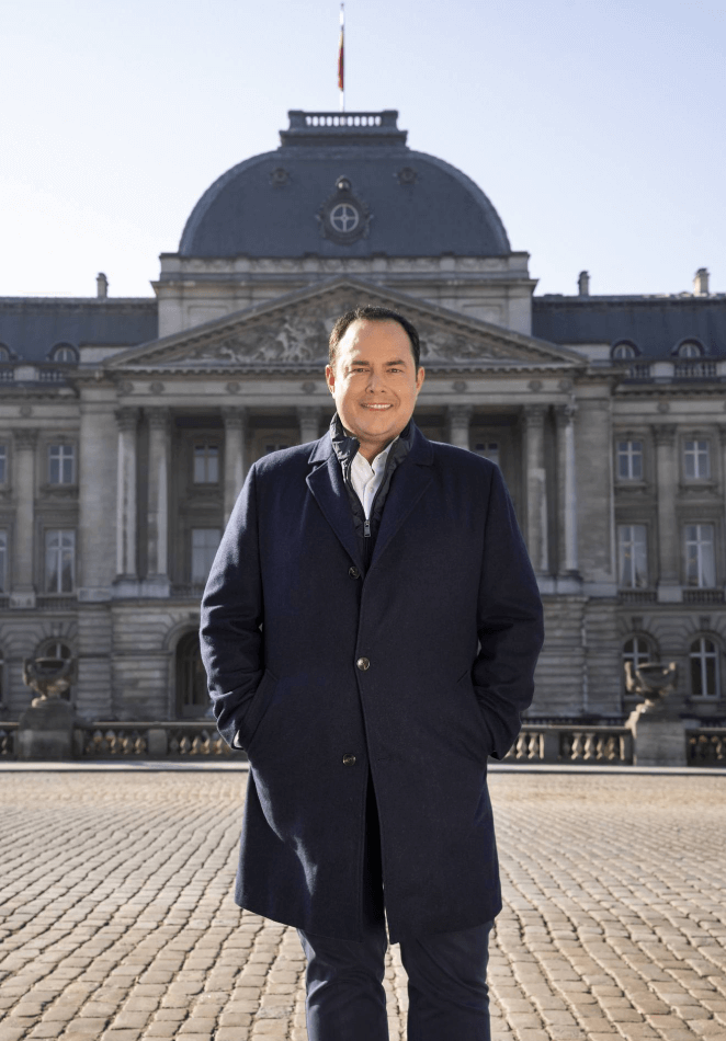 Thomas de Bergeyck, présentateur de l'émission gohta Place Royale, devant le Palais royal de Bruxelles