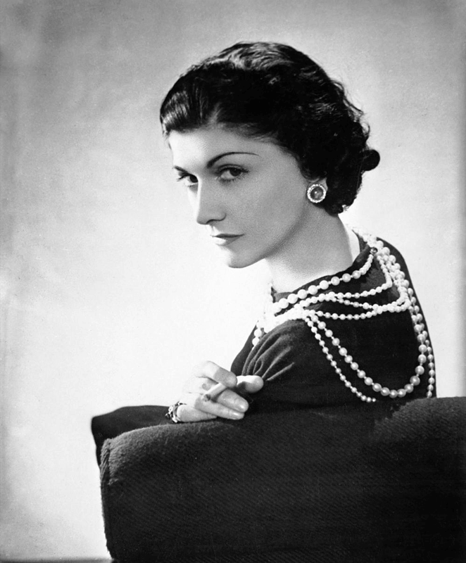 Coco Chanel avec un collier de perles